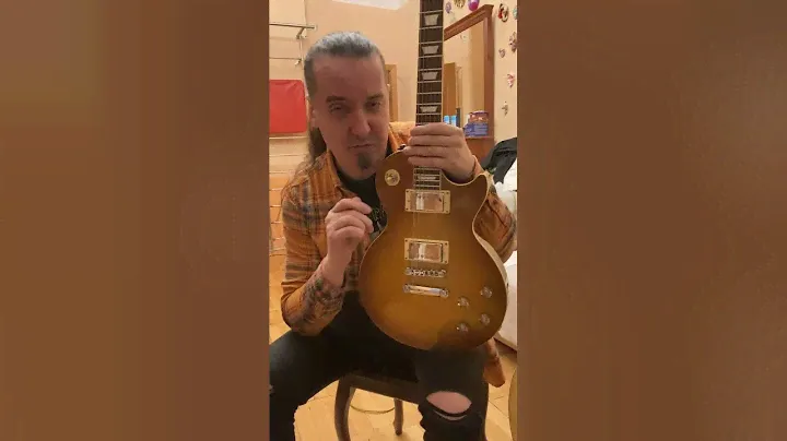 Глеб Олейник слушает дерево гитары Epiphone Les Paul