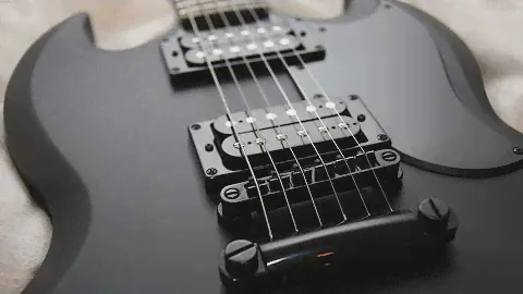 Epiphone G400 Goth - dobra tania gitara typu SG - FILMIKI O GITARACH 11